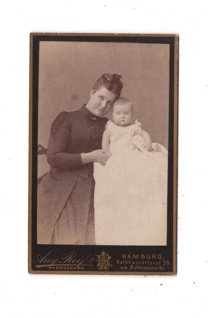 Fotografie Feine Dame mit Baby - Hamburg 1880er
