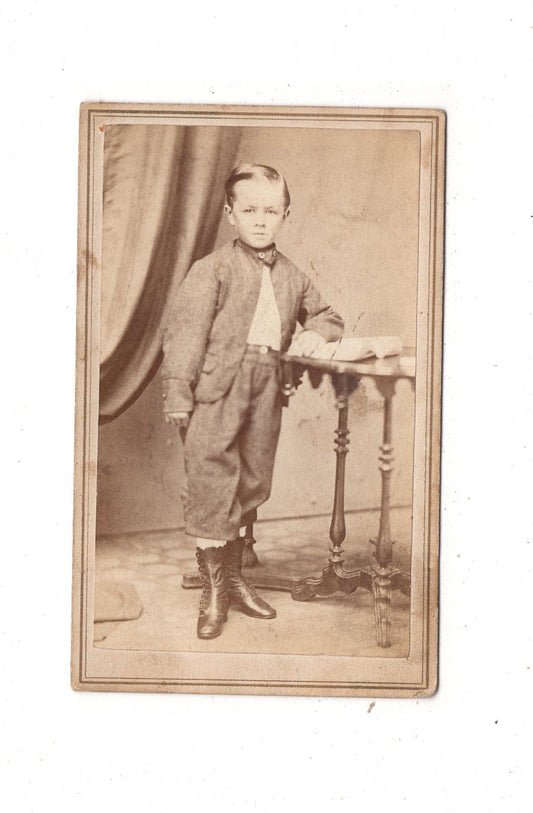 Fotografie Niedlicher kleiner Junge - unbekannter Ort um 1870 / CDV M1-22