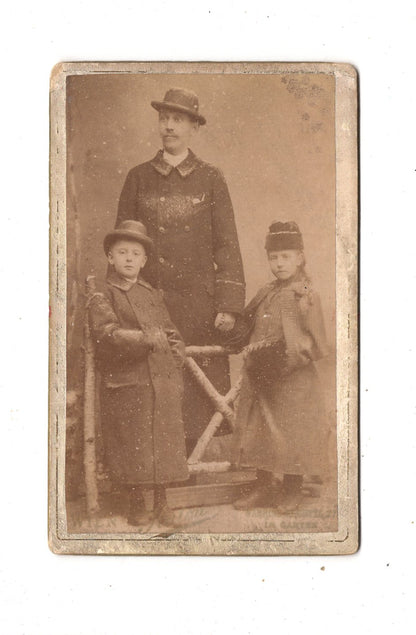 Fotografie Feiner Herr mit Kindern in Winterkleidung - Wien um 1890