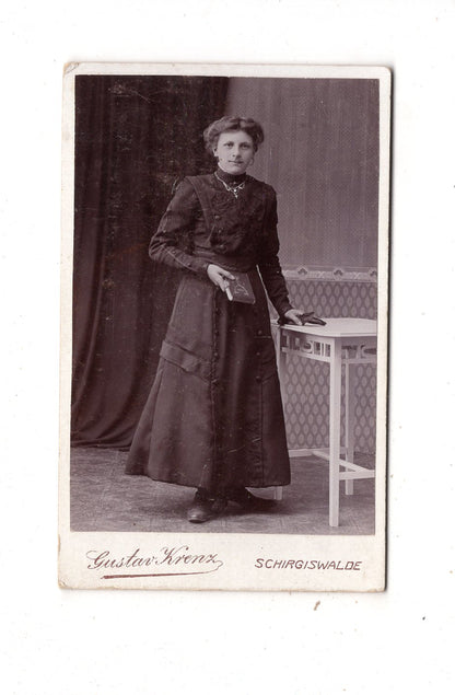 Fotografie Feines junges Mädchen / benannt - Schirgiswalde um 1900 / CDV E1-35