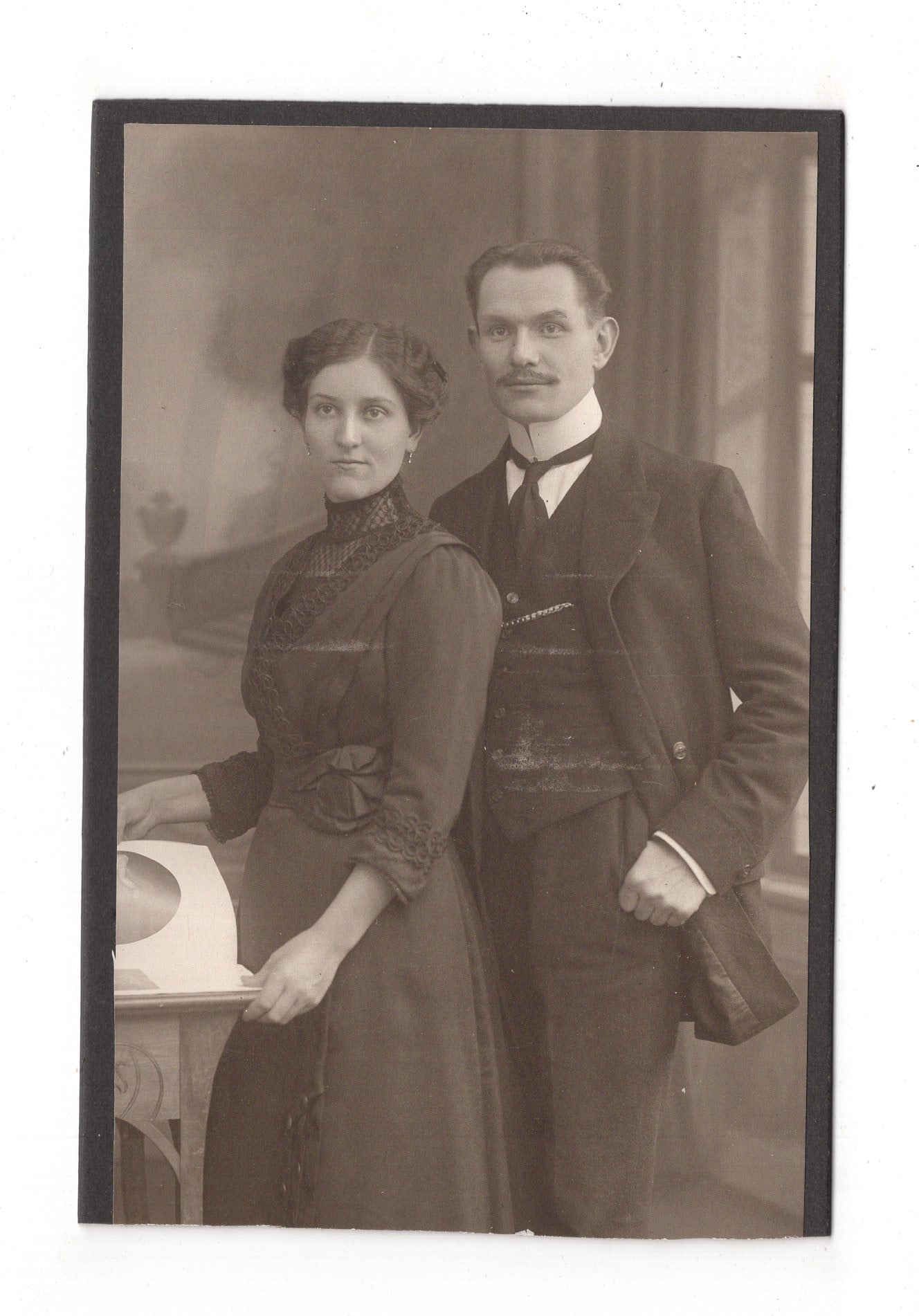 Fotografie Feines Paar - unbekannter Ort 1900er / CAB X-32