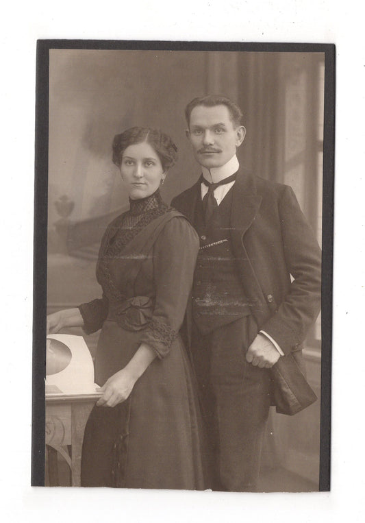 Fotografie Feines Paar - unbekannter Ort 1900er / CAB X-32