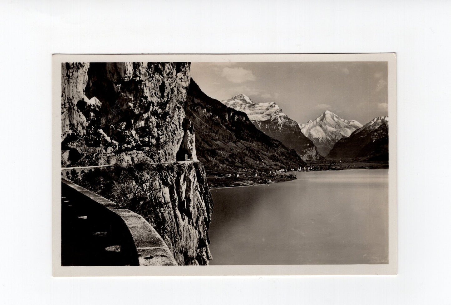 Ansichtskarte Axenstraße mit Blick auf Flüelen und Bristenstock / Schweiz