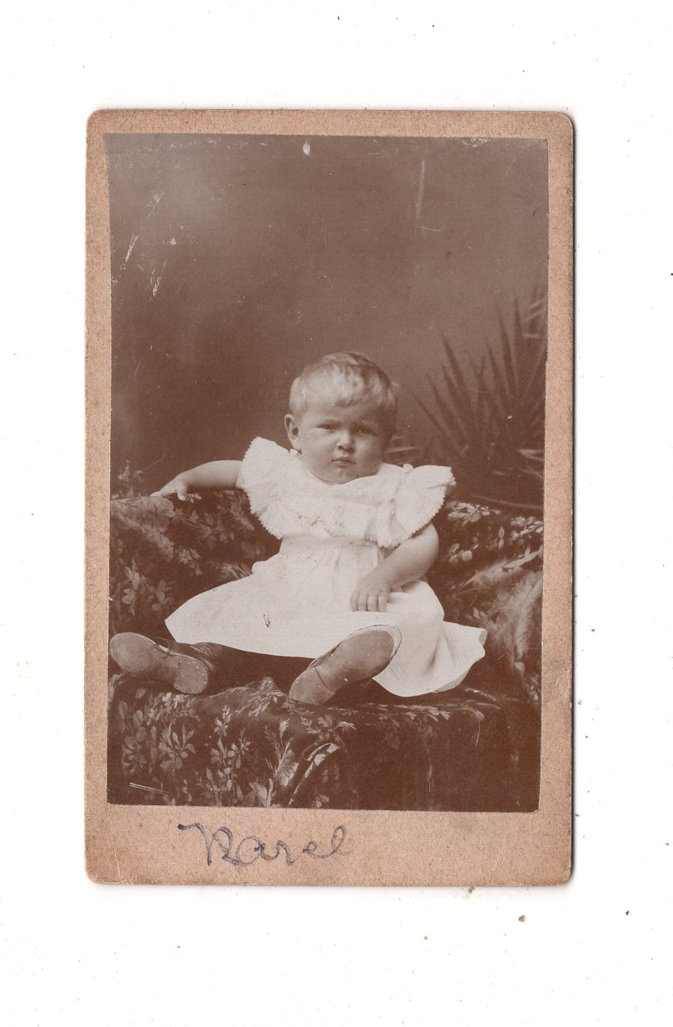 Fotografie Niedlicher kleiner Junge - unbekannter Ort 1890er