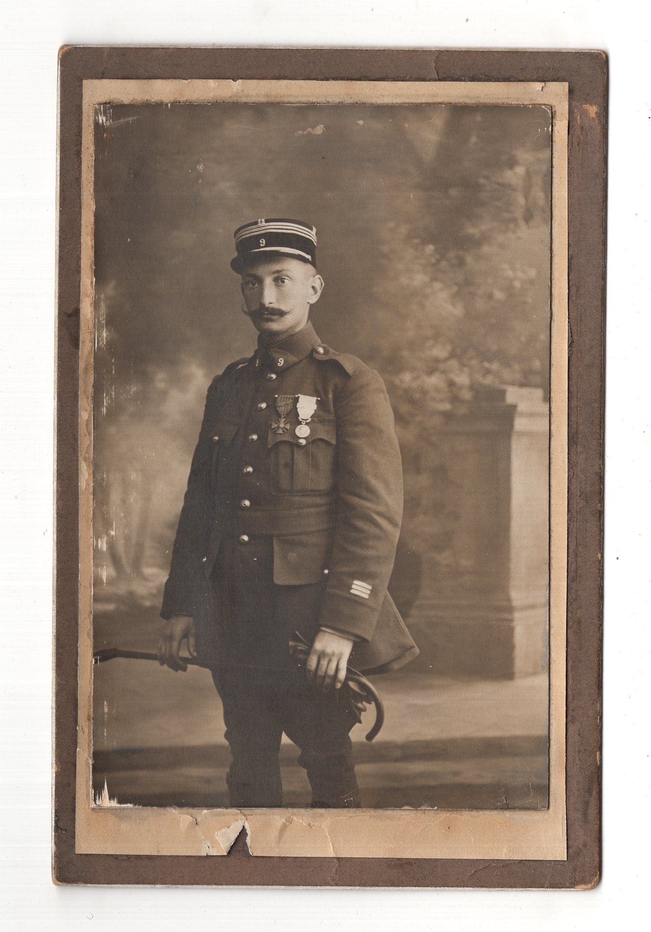Fotografie Französischer Soldat Regiment 9 mit Orden - unbekannter Ort 1910er