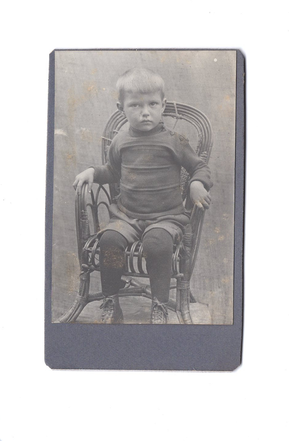 Fotografie Niedlicher kleiner Junge - unbekannter Ort 1910er