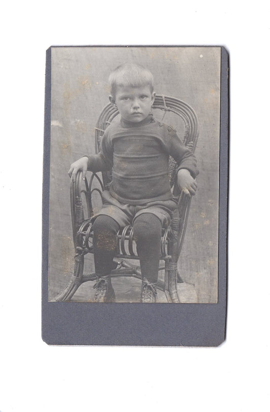 Fotografie Niedlicher kleiner Junge - unbekannter Ort 1910er