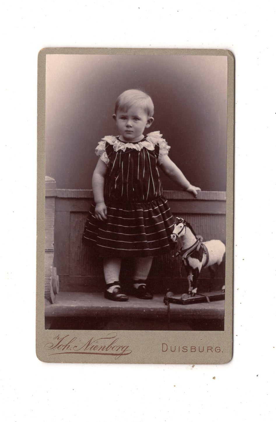 Fotografie Niedlicher kleiner Junge / benannt / mit Spielzeug - Duisburg 1880er
