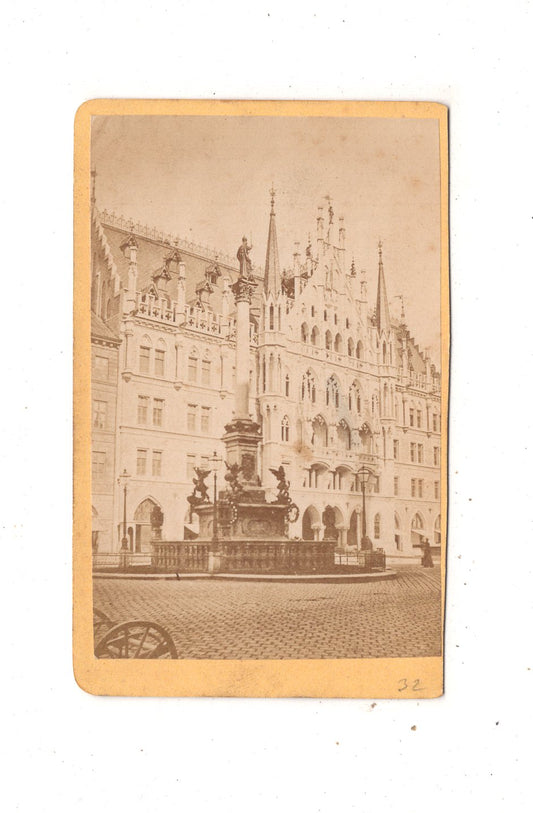 Fotografie Historische Gebäudeansicht mit Brunnen - unbekannter Ort 1870er