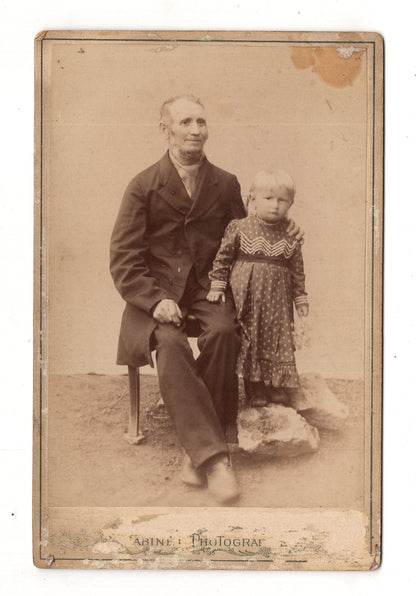 Fotografie Älterer Herr mit kleinem Mädchen - unbekannter Ort 1880er