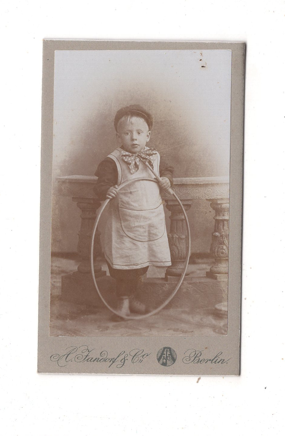 Fotografie Niedlicher kleiner Junge - Berlin um 1900 / CDV M1-23