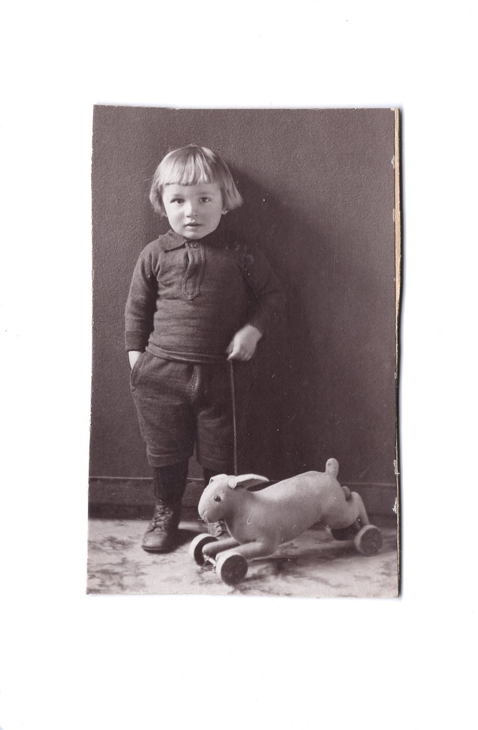 Fotografie Niedlicher kleiner Junge mit Spielzeug - unbekannter Ort 1910er